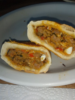 Una foto de Empanadas de carne cortada a cuchillo
