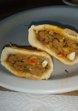 Una foto de Empanadas de carne cortada a cuchillo