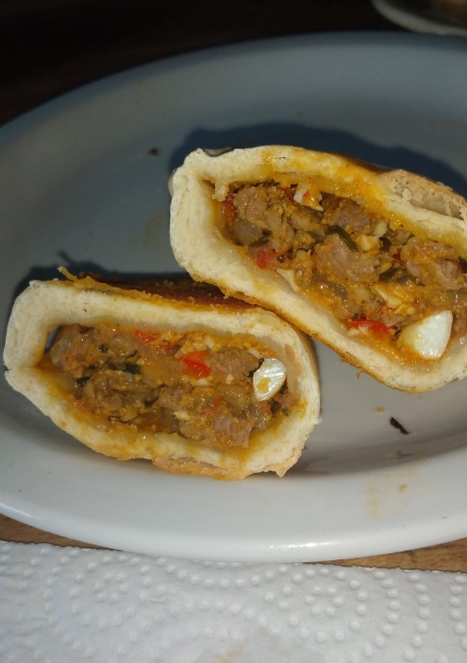 Una foto de Empanadas de carne cortada a cuchillo