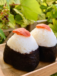 Hình của món 🌱 Umeboshi Onigiri - Cơm Nắm Mơ Muối Nhật Bản (Vegan).