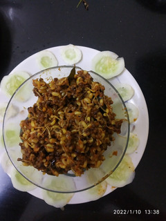 मटकीची उसळ (matki chi usal recipe in marathi) रेसिपी चे मुख्य फोटो