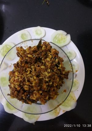 मटकीची उसळ (matki chi usal recipe in marathi) रेसिपी चे मुख्य फोटो 