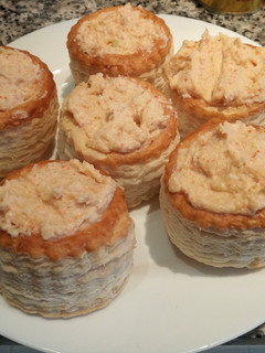 Una foto de Volovanes o tartaletas rellenas de atún y surimi