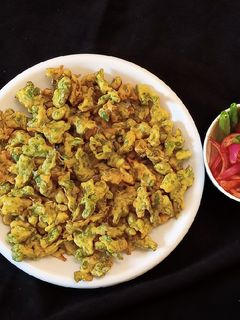 પાલક ના કુંભણીયા ભજીયા (Palak Kumbhaniya Bhajiya Recipe In Gujarati) રેસીપી મુખ્ય ફોટો