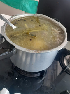 Una foto de Caldo de pollo con papas