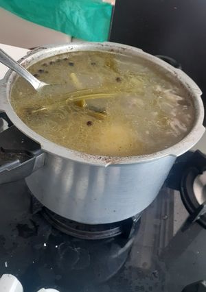 Una foto de Caldo de pollo con papas