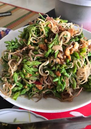 Hình của món Nộm hoa thiên lý + hoa chuối.