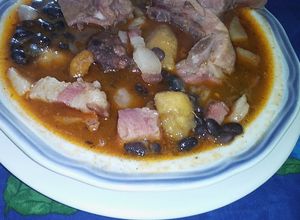 Una foto de Sopa de poroto negro chorizo colorado y variedades del cerdo 🐖