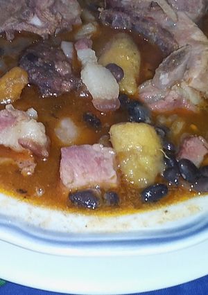 Una foto de Sopa de poroto negro chorizo colorado y variedades del cerdo 🐖