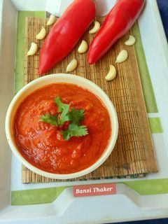 લાલ મરચાં લસણ ની ચટણી (Lal Marcha Garlic Chutney Recipe In Gujarati) રેસીપી મુખ્ય ફોટો