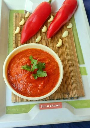 લાલ મરચાં લસણ ની ચટણી (Lal Marcha Garlic Chutney Recipe In Gujarati) રેસીપી મુખ્ય ફોટો