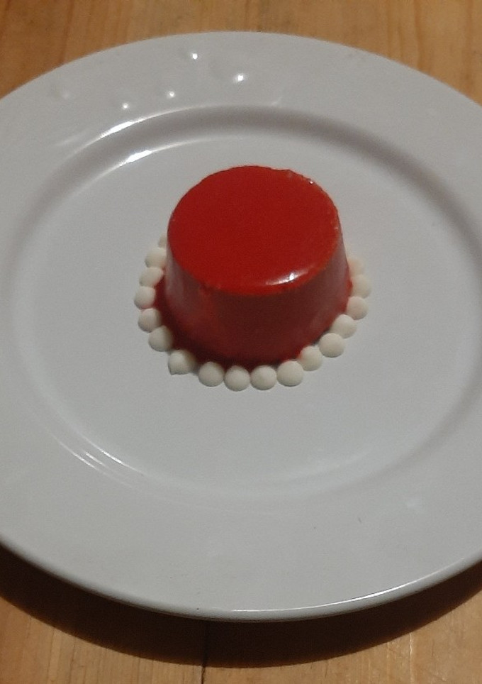 Una foto de Mousse de piloncillo rellena de jelly de tejocote y guayaba