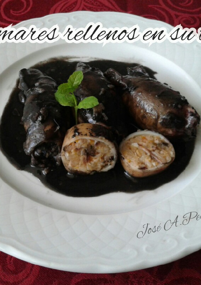 Una foto de Calamares relleno de gambas, jamón y verduras en su tinta