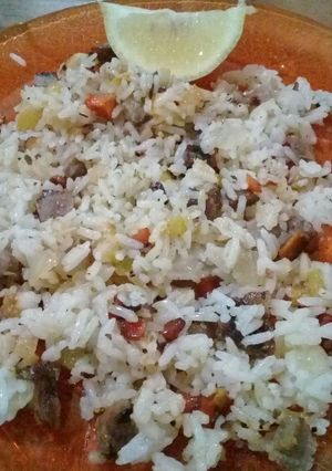 Una foto de Arroz salteado con vegetales y carne asada