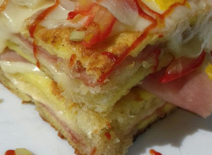 Una foto de Tostado rústico de jamón y queso