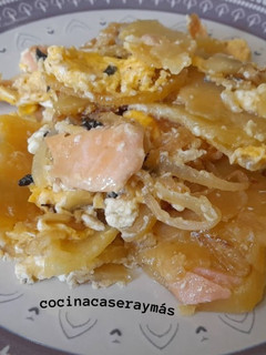 Una foto de Revuelto de patatas y salmón