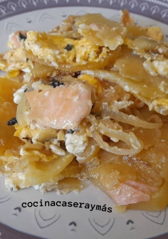 Una foto de Revuelto de patatas y salmón