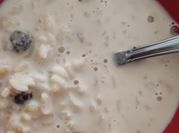 Una foto de arroz con leche con lechera