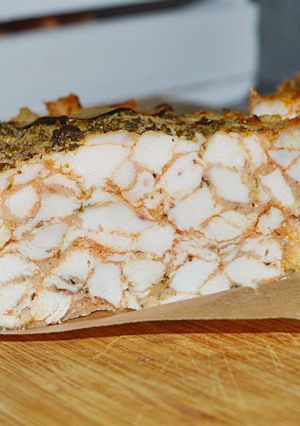 Zdjęcie przepisu Pieczeń (mozaika) drobiowa z piersi kurczaka.