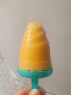 Una foto de Helado de mango, plátano y yogur de fresa