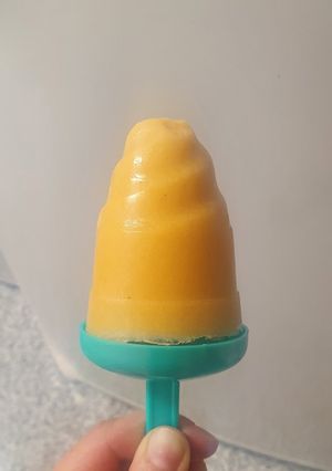 Una foto de Helado de mango, plátano y yogur de fresa