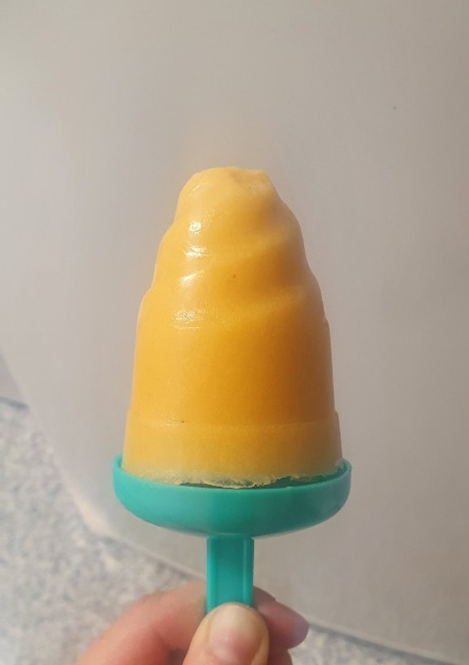 Una foto de Helado de mango, plátano y yogur de fresa