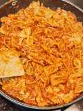 Macarrones con carne picada, bacon y verduras al vino tinto