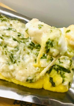 Una foto de POLENTA CREMOSA CON SALSA DE ACELGA 🫕🍷🍽️🍷🫕