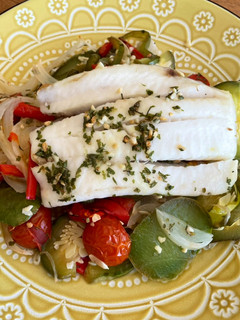 Una foto de Merluza al horno con verduras fácil