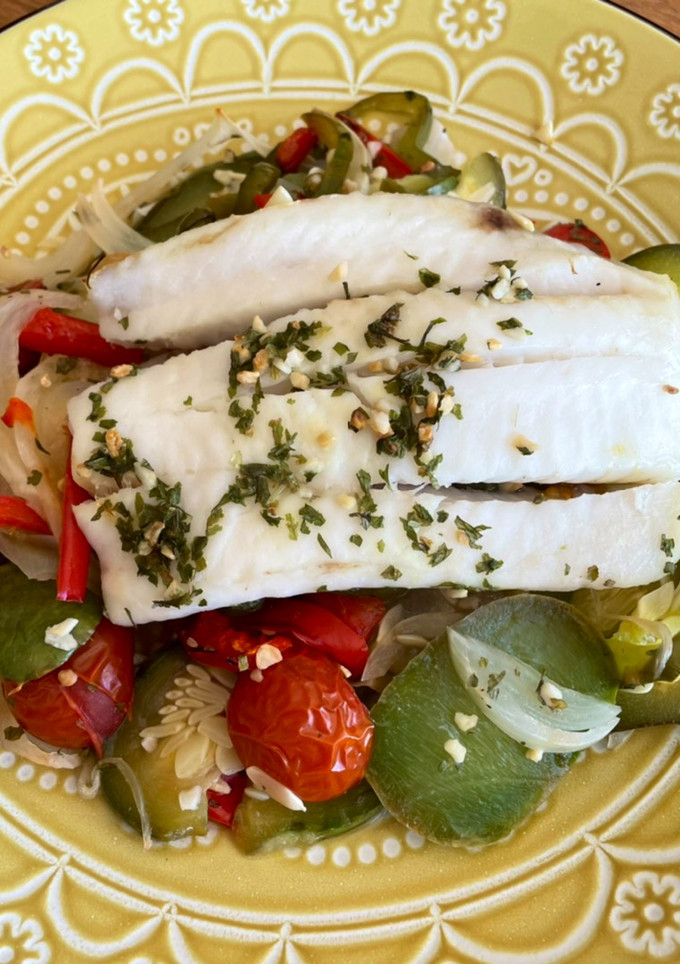 Una foto de Merluza al horno con verduras fácil