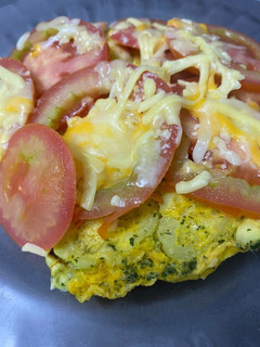 Una foto de Tortilla de calabacín con tomate y queso al Lékué