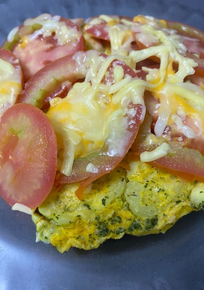 Una foto de Tortilla de calabacín con tomate y queso al Lékué