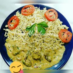 A picture of Macaroni with white chilli sauce.