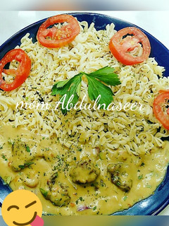 A picture of Macaroni with white chilli sauce.