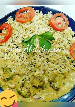 A picture of Macaroni with white chilli sauce.