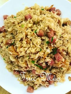 Hình của món Cơm chiên lạp xưởng + tôm khô.