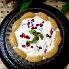 A picture of Fruits & vegetables raita with hung curd.
