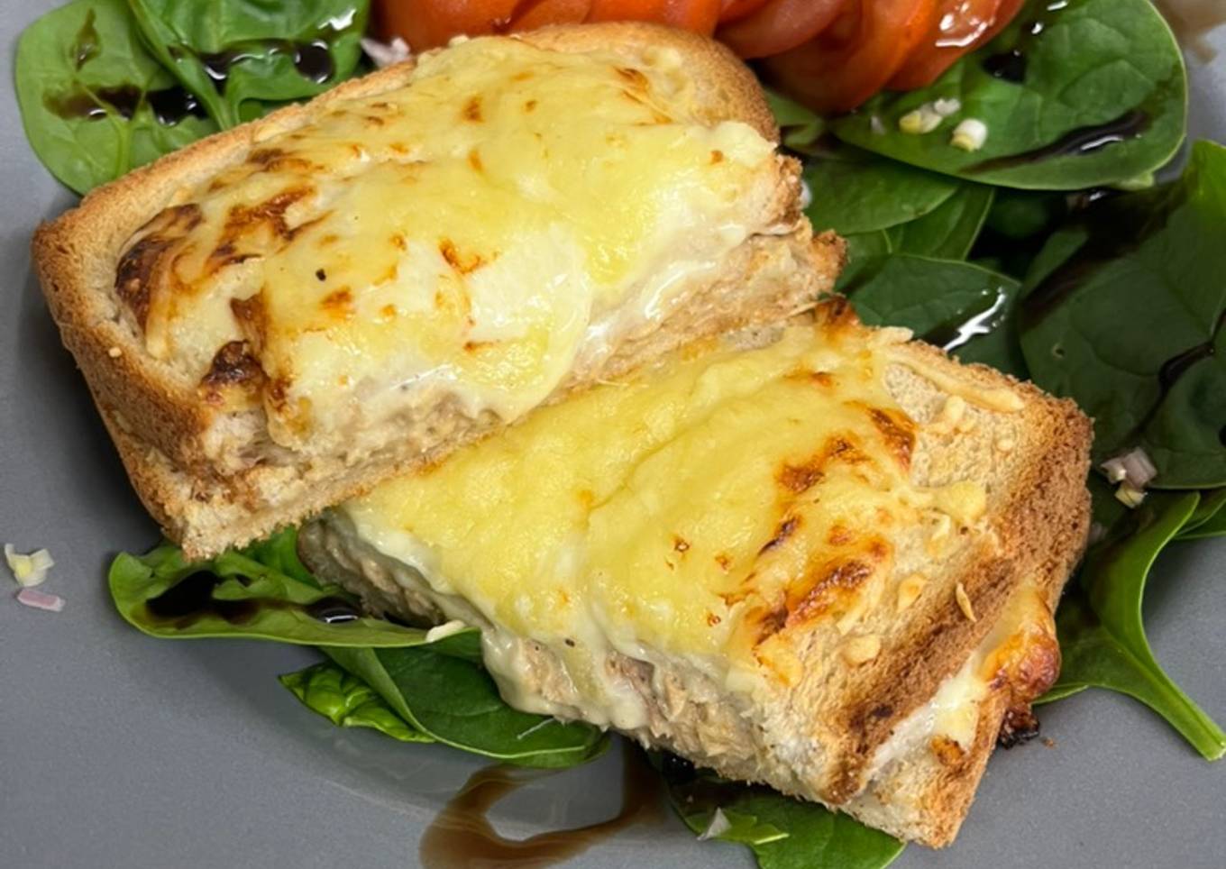 Croque monsieur au thon crème de tomme râpée