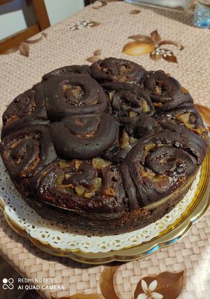 Foto di Torta di rose al cacao conpere caramellate e marmellata castagne