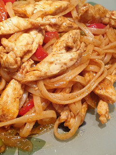 Una foto de Tallarines con pollo picante agridulce