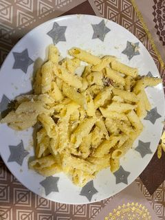 Una foto de Macarrones con carbonara de pistacho
