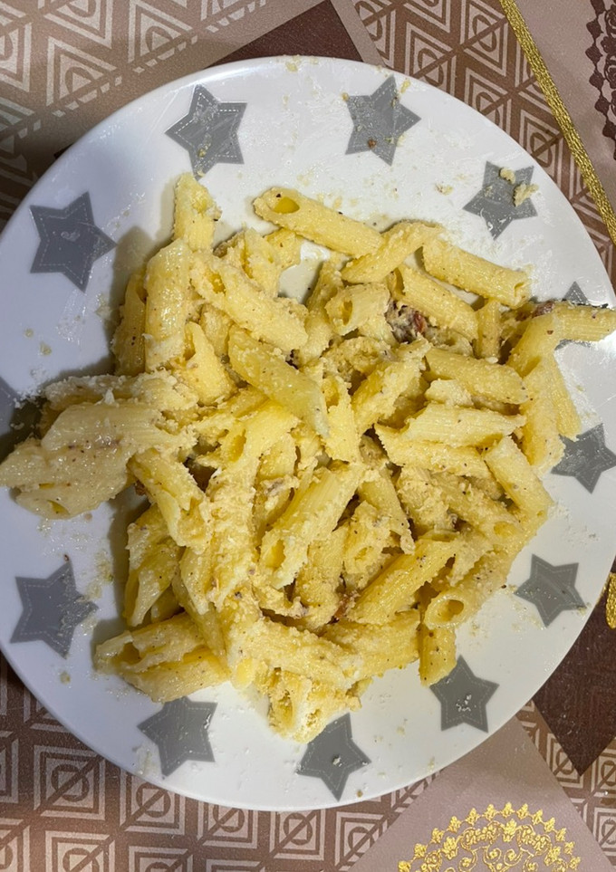 Una foto de Macarrones con carbonara de pistacho
