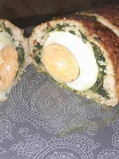 Una foto de Arrollado de pollo, espinaca.