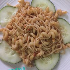 A picture of Jellof macaroni with spaghetti.