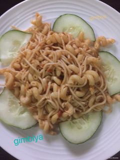 A picture of Jellof macaroni with spaghetti.