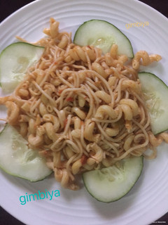 A picture of Jellof macaroni with spaghetti.