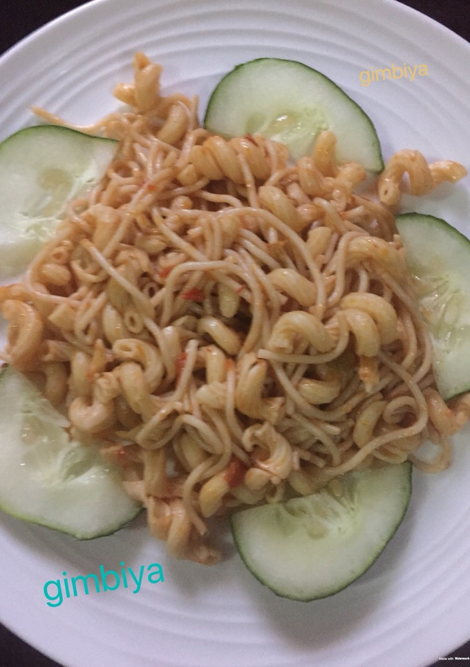 A picture of Jellof macaroni with spaghetti.