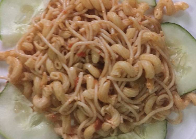 Jellof macaroni with spaghetti