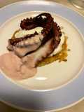 Polpo grigliato su rosti di patate crema di mozzarella e maionese di polpo