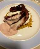 Polpo grigliato su rosti di patate crema di mozzarella e maionese di polpo